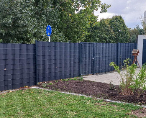 Sichtschutzzaun mit Tür zum Fußweg