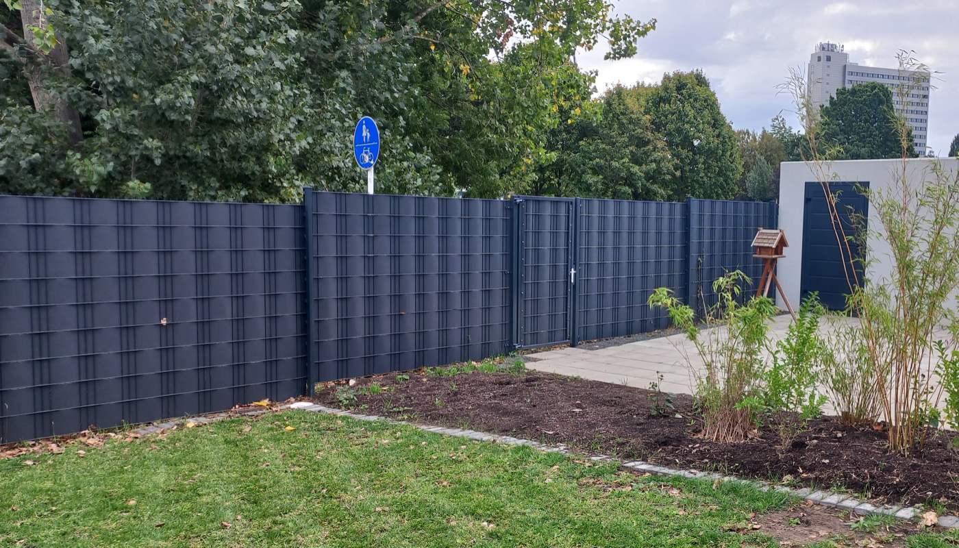 Sichtschutzzaun mit Tür zum Fußweg