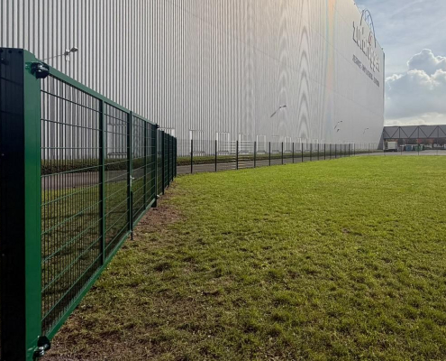 Toranlage und Zaun am Lager der Firma Zurbrüggen