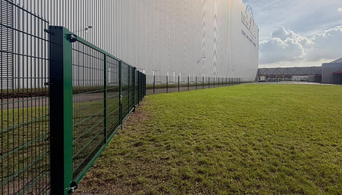 Toranlage und Zaun am Lager der Firma Zurbrüggen