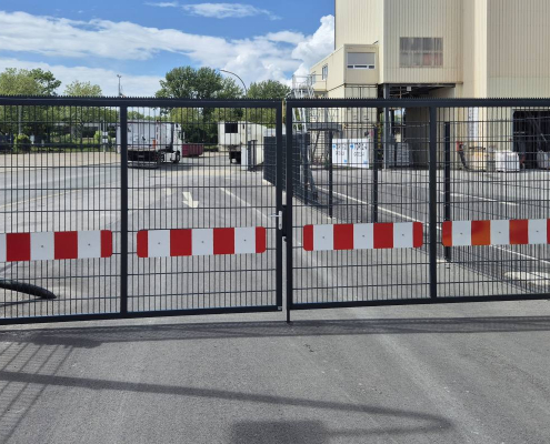 Zweiflügeliges Tor mit Warntafeln