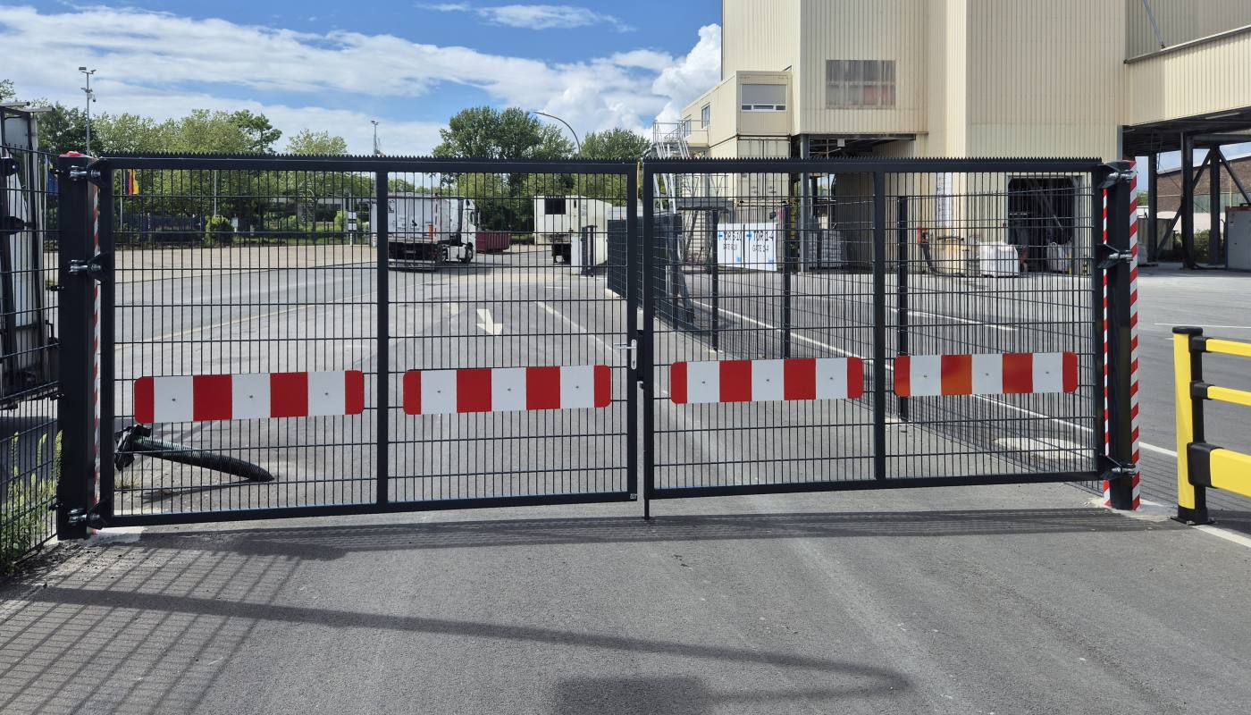 Zweiflügeliges Tor mit Warntafeln