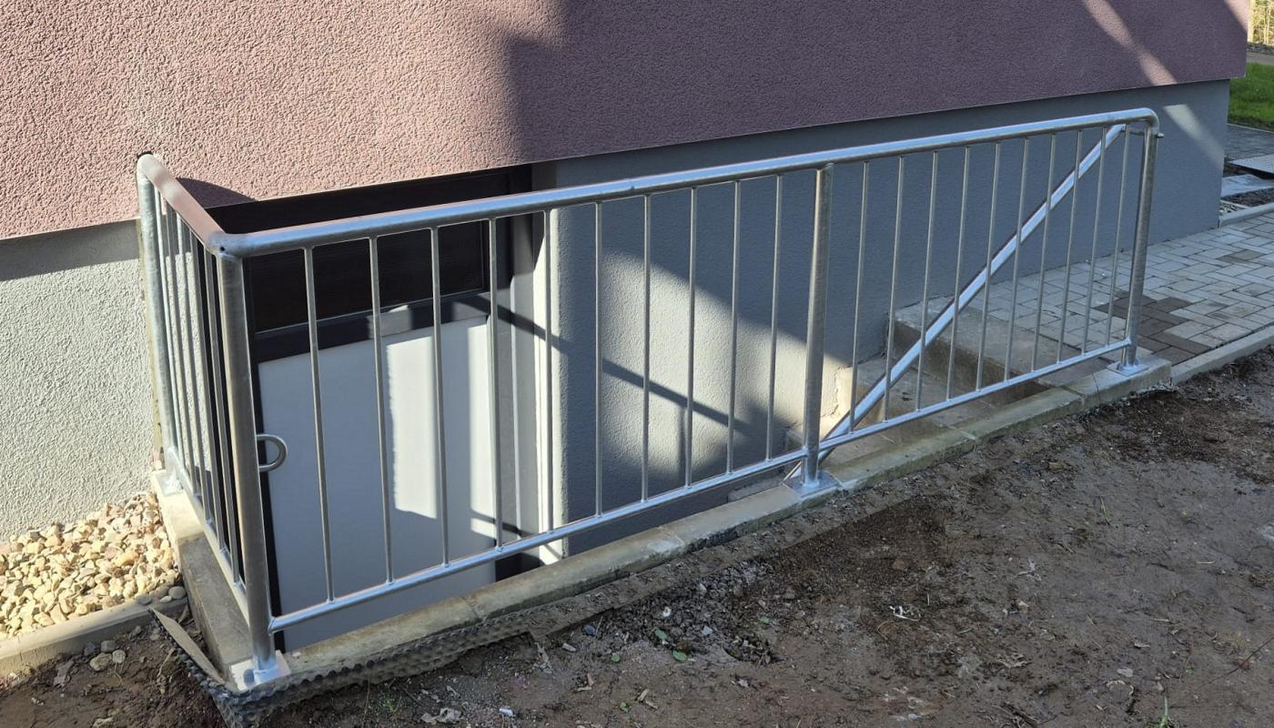 Geländer mit Handlauf an einem Treppenhals