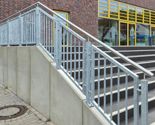 Geländer mit verzinkten Feldern