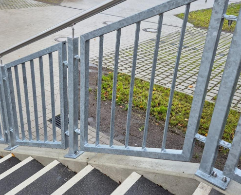 Geländer feuerverzinkt mit Edelstahlhandlauf