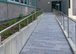 Handläufe an einer Rampe