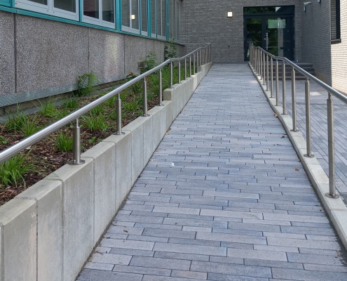 Handläufe an einer Rampe