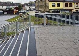 Verzinkte Felder mit Edelstahlhandlauf