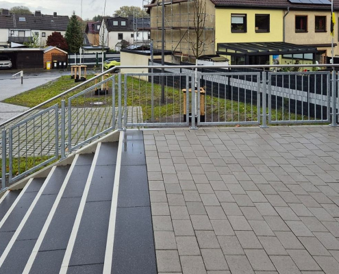 Verzinkte Felder mit Edelstahlhandlauf