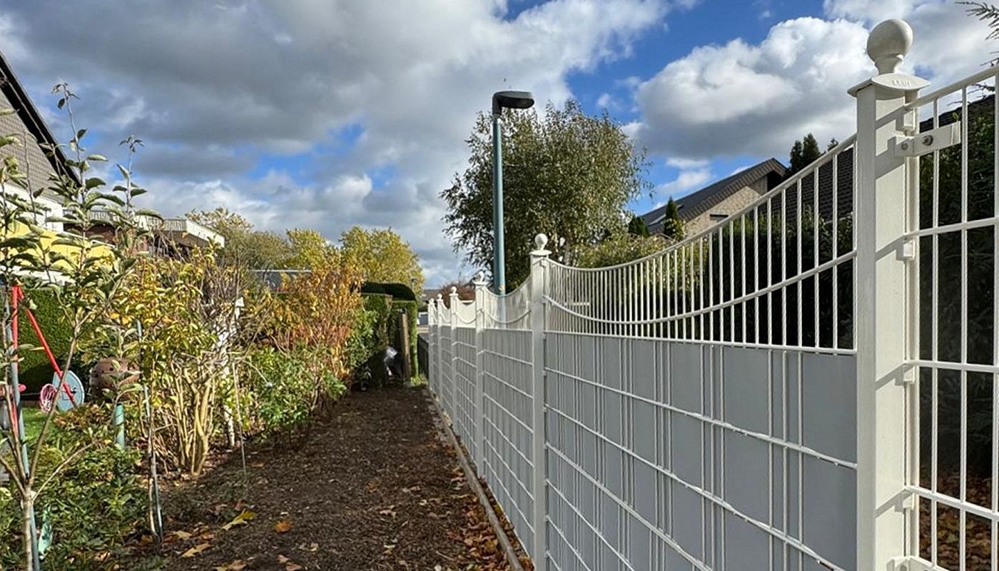 LEGI-Zierzaun erhöht