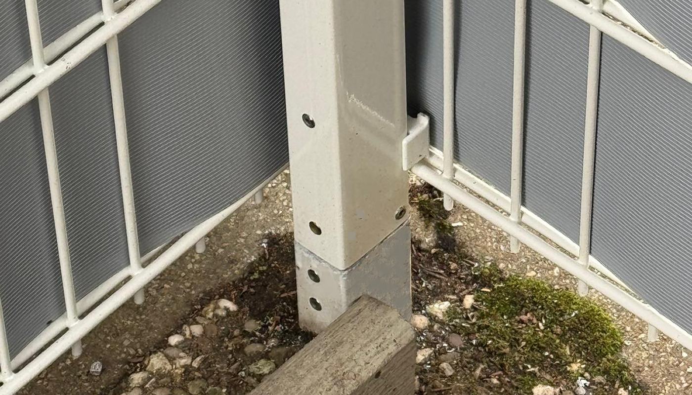 Nietbefestigung auf vorhandenen Pfostenfundamenten