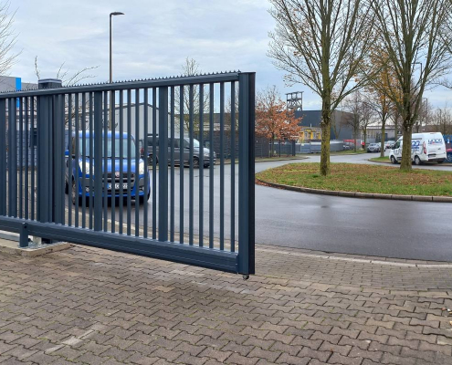 Automatisches Schiebetor Privacon