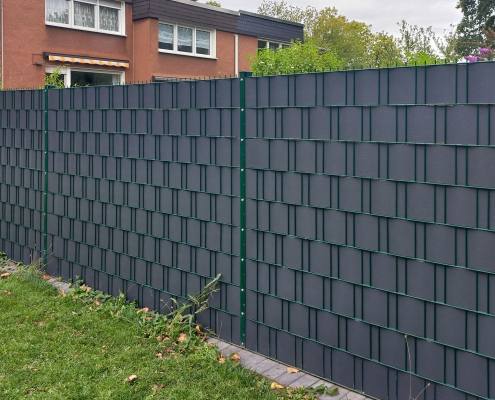 Doppelstabzaun grün mit Sichtschutz anthrazit