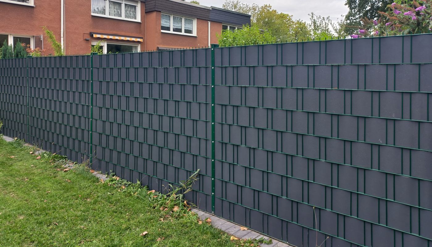 Doppelstabzaun grün mit Sichtschutz anthrazit