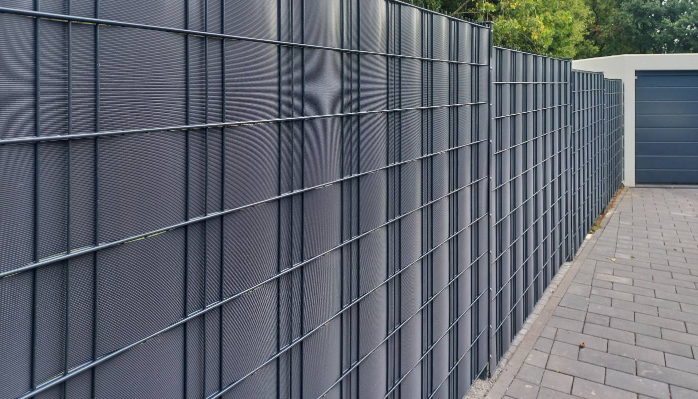 Sichtschutzzaun zwischen Garten und Garagenzufahrt