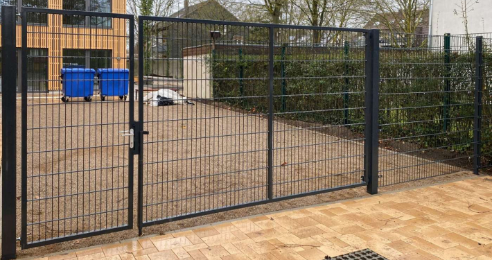 Zweiflügeliges Tor asymmetrisch