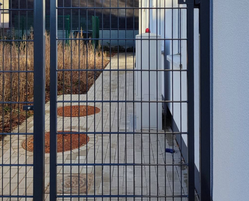 Tür einer Kita mit hochgestelltem Drücker