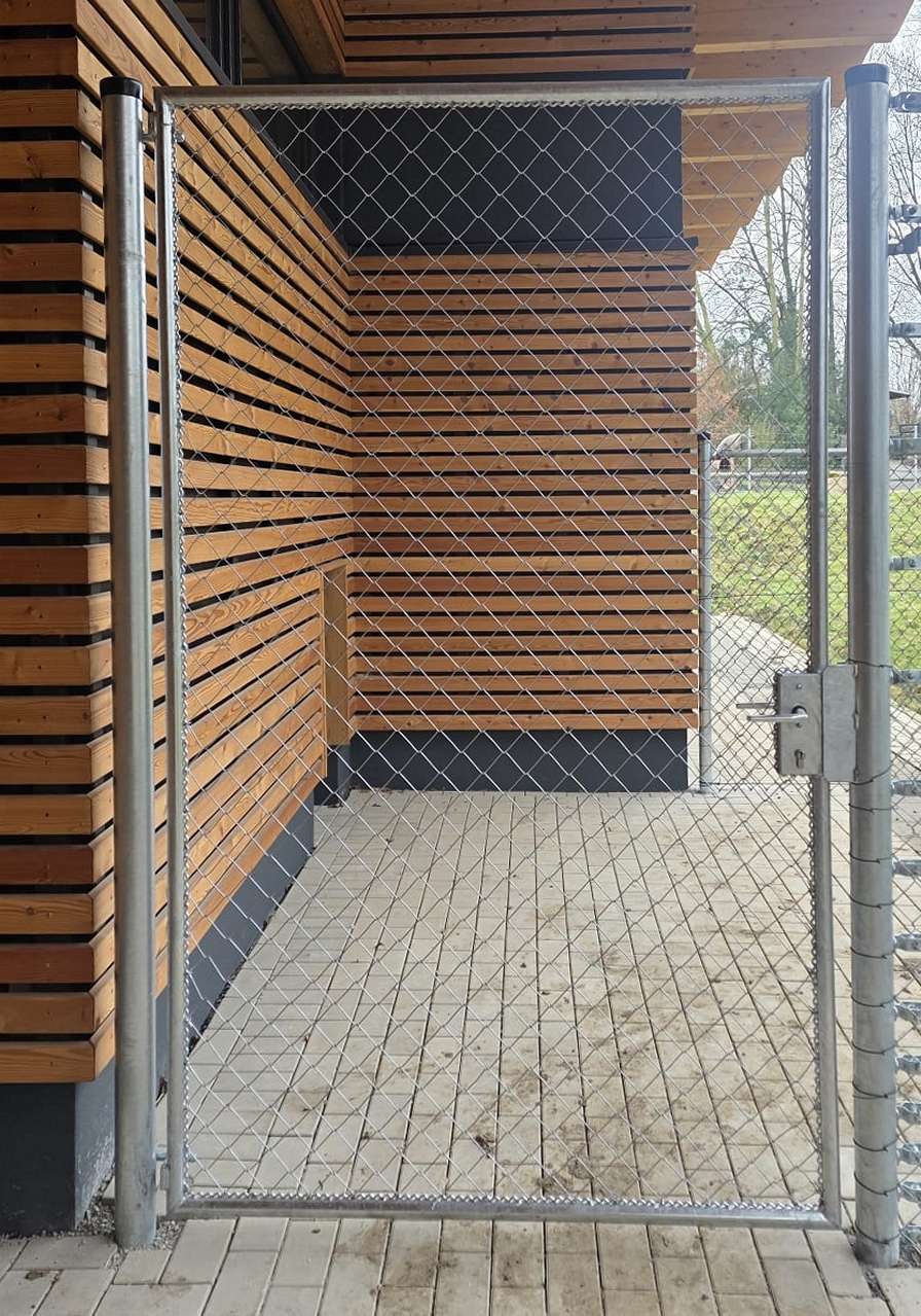 Tür mit Maschendrahtfüllung