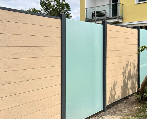 WPC-Zaun mit Glaselementen