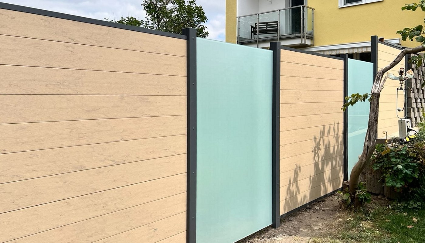 WPC-Zaun mit Glaselementen